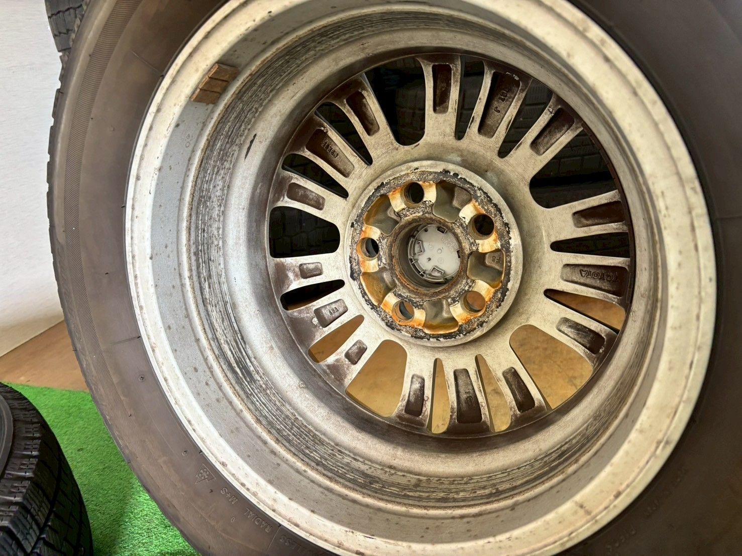 トヨタ エスクァイア GI ZRR85G スタッドレスタイヤ 純正ホイール トヨタ純正ナット付き195/65/15送料込み