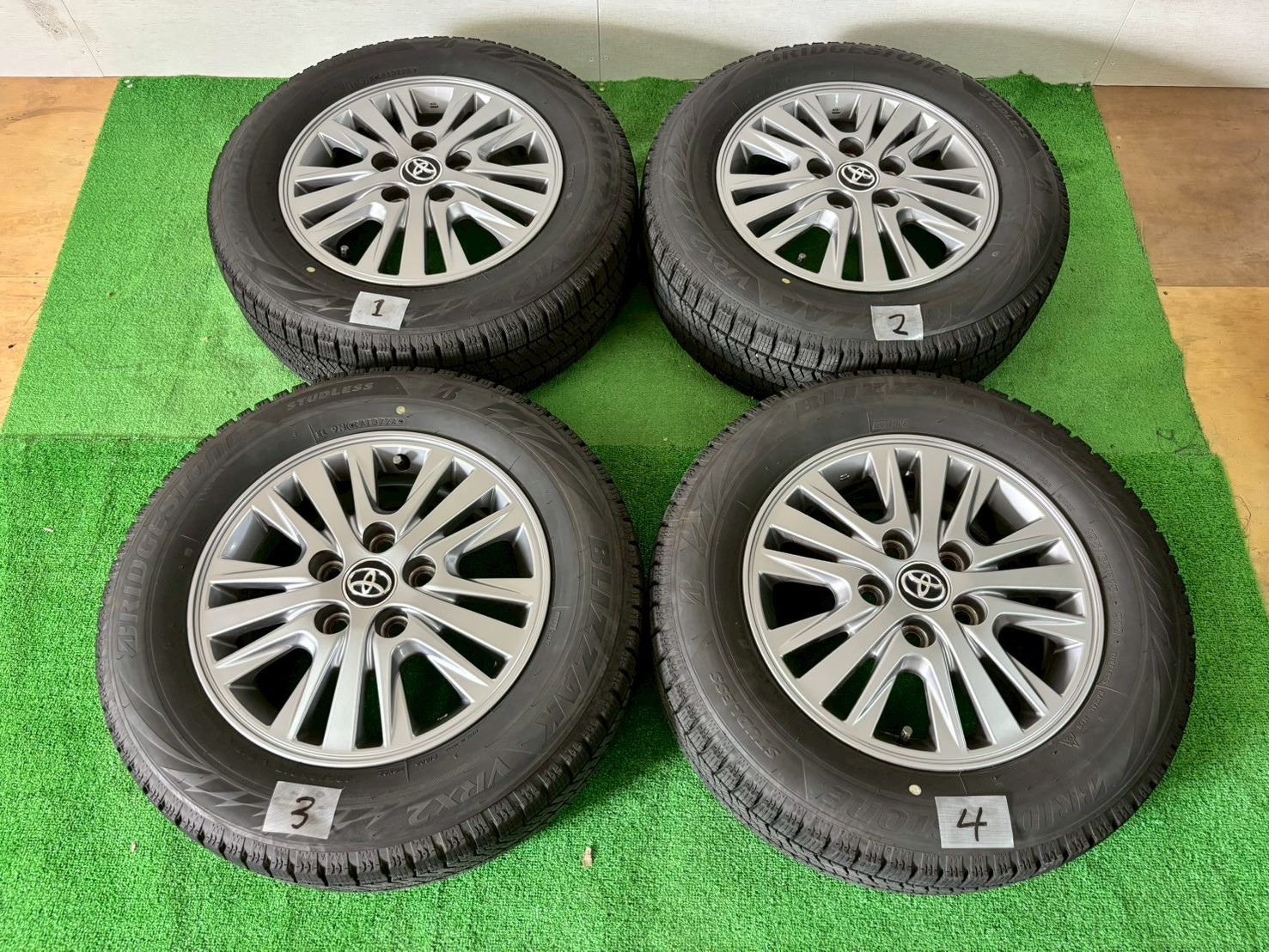 エスクァイア純正ホイール付きスタッドレスタイヤ トヨタ エスクァイア GI ZRR85G スタッドレスタイヤ 純正ホイール