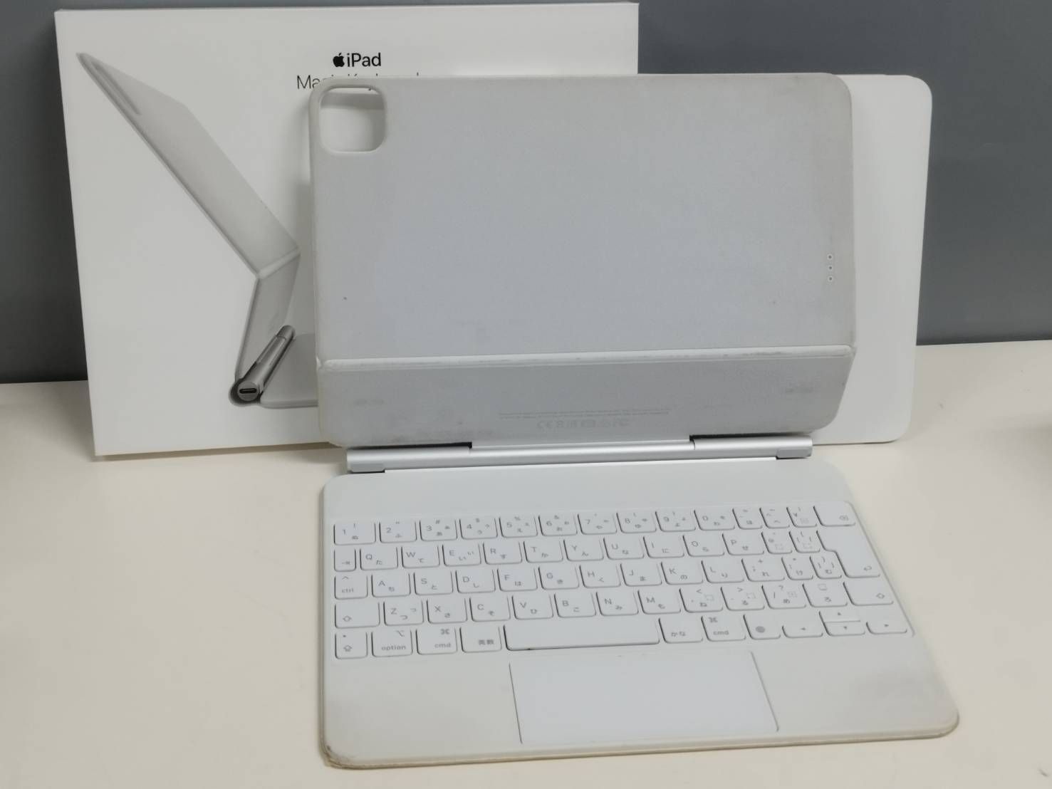 iPad Magic Keyboard/A2261/11インチ/日本語配列/ホワイト〈MJQJ3J/A〉