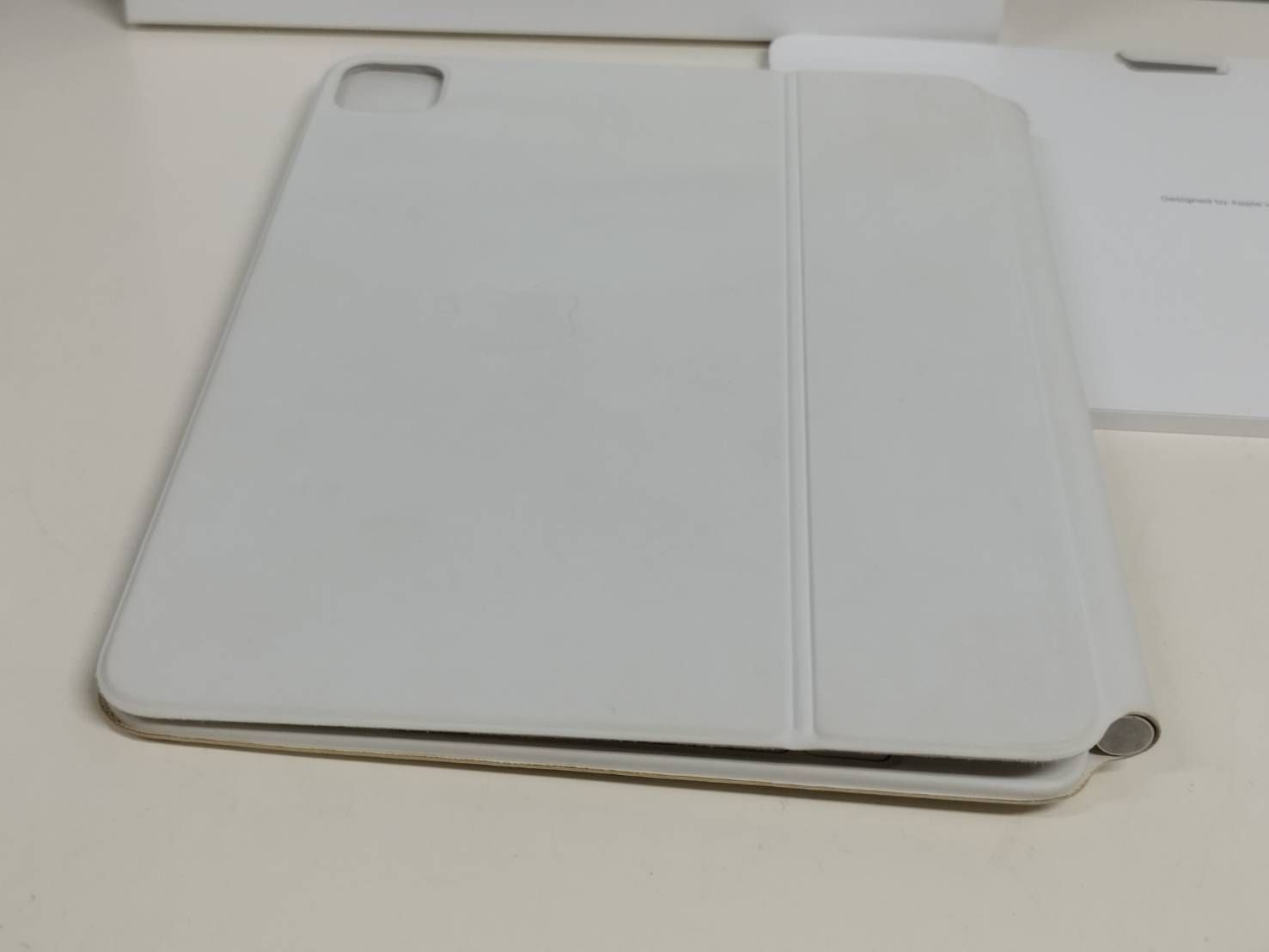 iPad Magic Keyboard/A2261/11インチ/日本語配列/ホワイト〈MJQJ3J/A〉