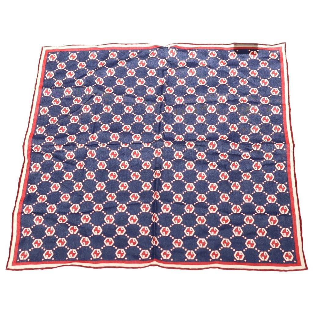 GUCCI グッチ GGロゴ総柄 ポケットチーフ ハンカチ ネイビー/レッド GUCCI (グッチ) GGロゴ総柄 ポケットチーフ ハンカチ ネイビー/レッド