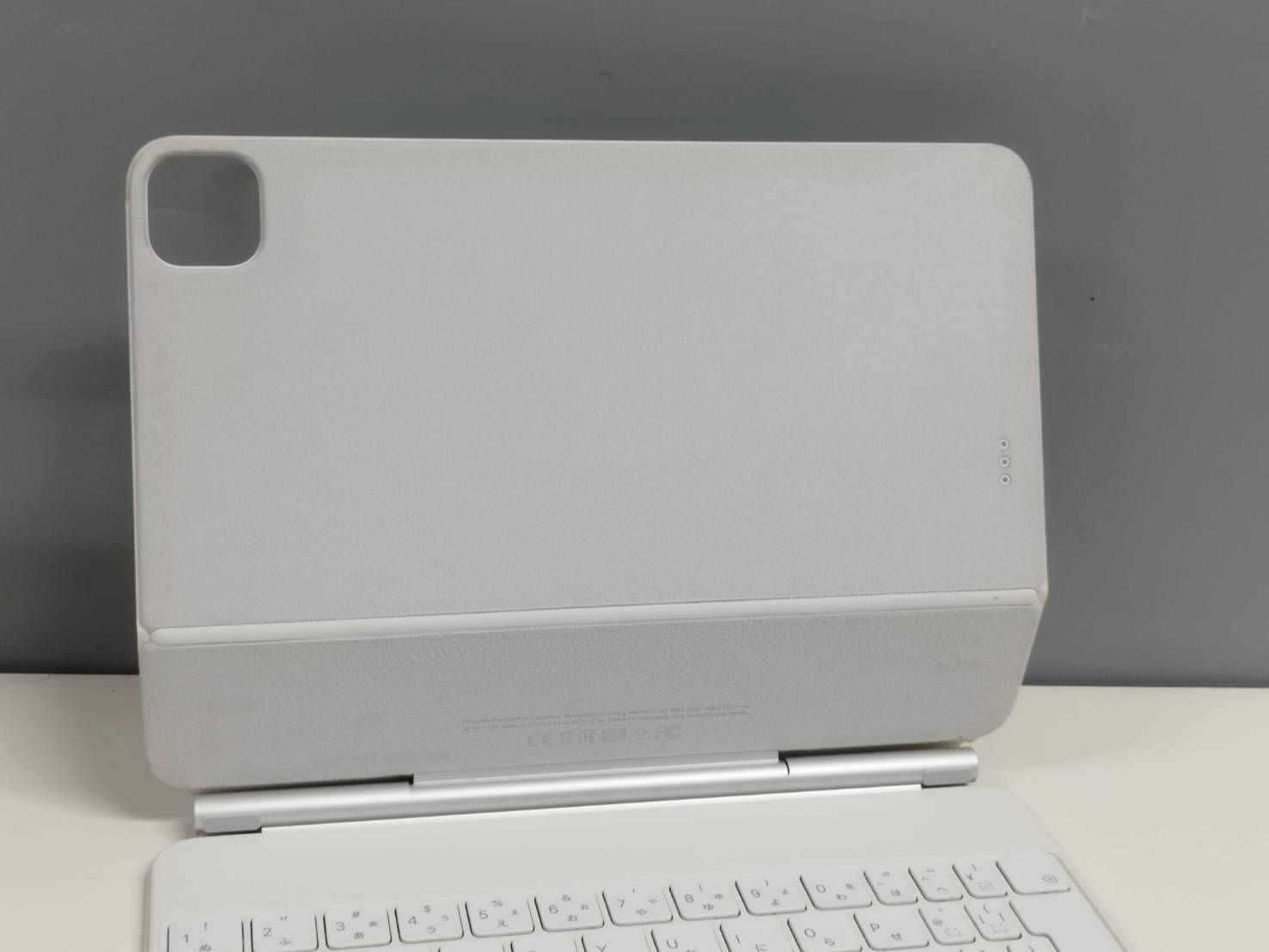 iPad Magic Keyboard/A2261/11インチ/日本語配列/ホワイト〈MJQJ3J/A