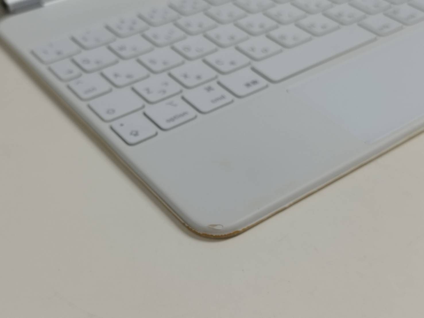 iPad Magic Keyboard/A2261/11インチ/日本語配列/ホワイト〈MJQJ3J/A