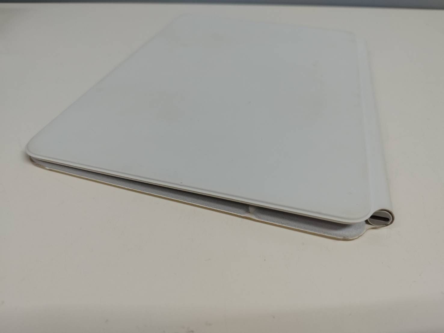 iPad Magic Keyboard/A2261/11インチ/日本語配列/ホワイト〈MJQJ3J/A
