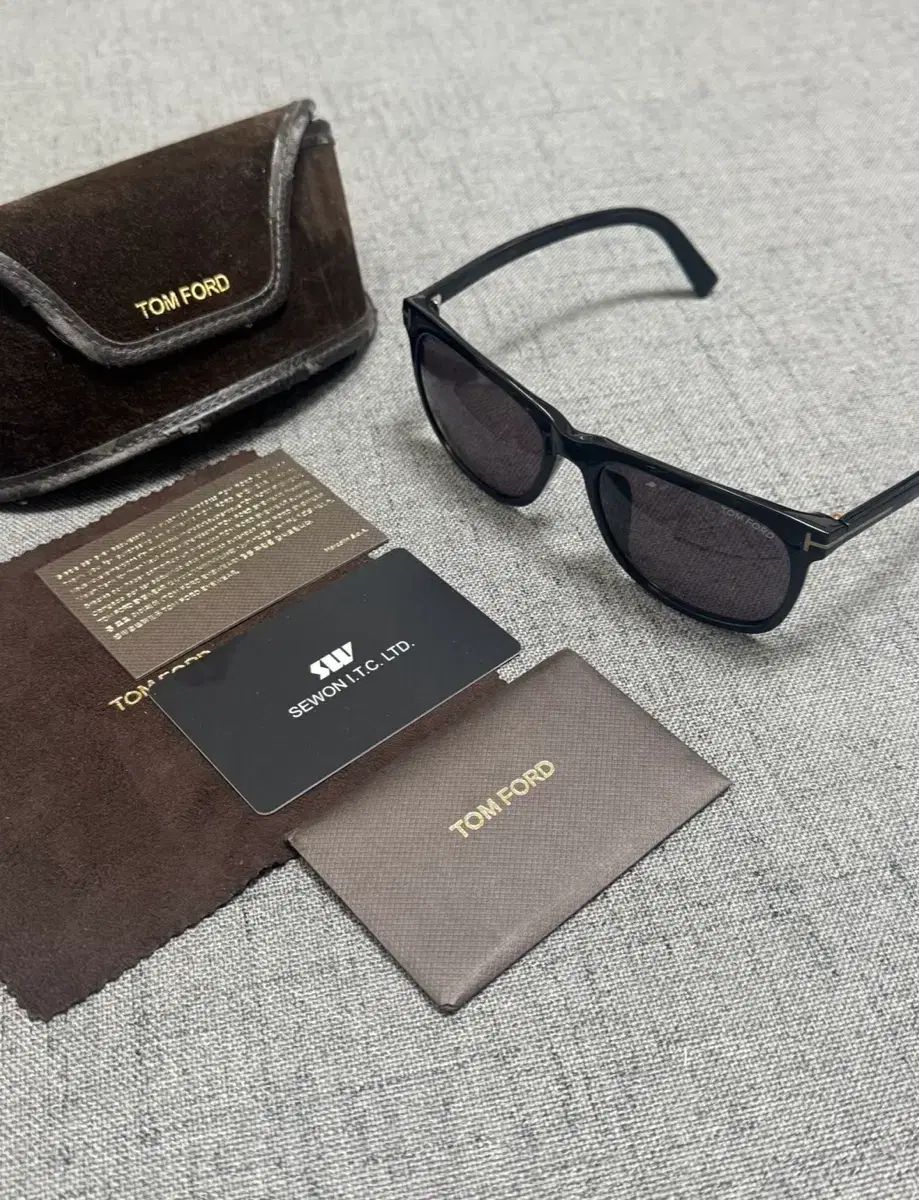 TOM FORD Tロゴ サングラス ブラック