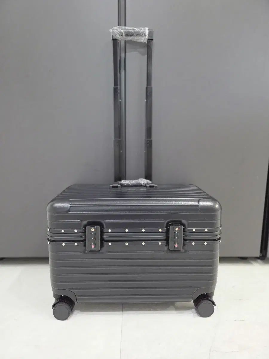 上開き パイロット キャリアー 新品 20インチ 乗務員