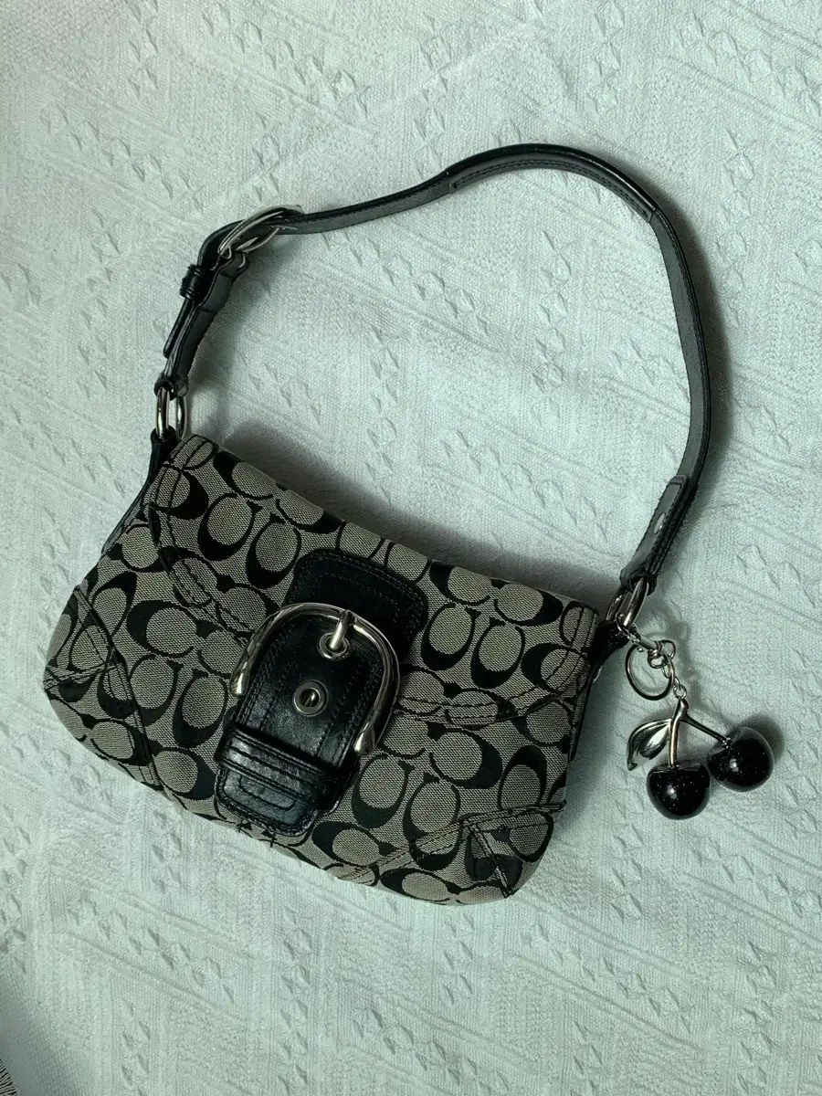 Coach ブラック ミニ バックル ショルダ—バッグ