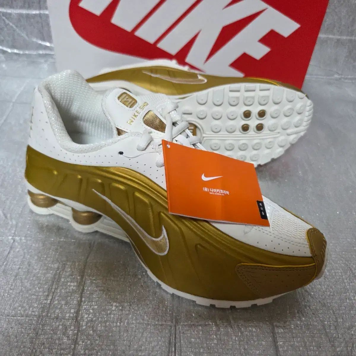 240)ナイキ ウィメンズ ショックスR4 GOLD EDITION