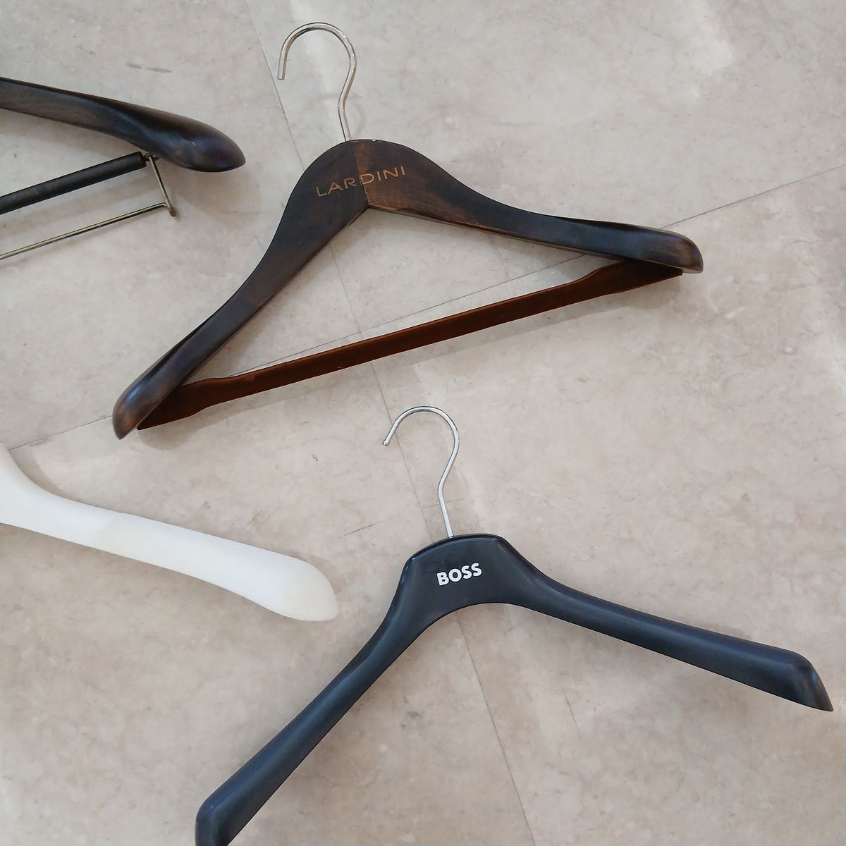 LARDINI 最新ハンガー　５本セット　ラルディーニ LARDINI ラルディーニ ブランド 木製 ハンガー 4本セット GRAND-BACK