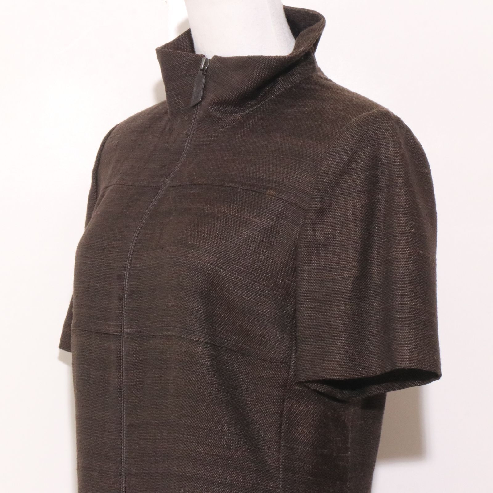 美品 AKRIS ワンピース 膝丈　ハイネック　フロントジップ　ハーフジップ 美品 AKRIS ワンピース 膝丈 半袖 ハイネック フロントジップ ハーフ