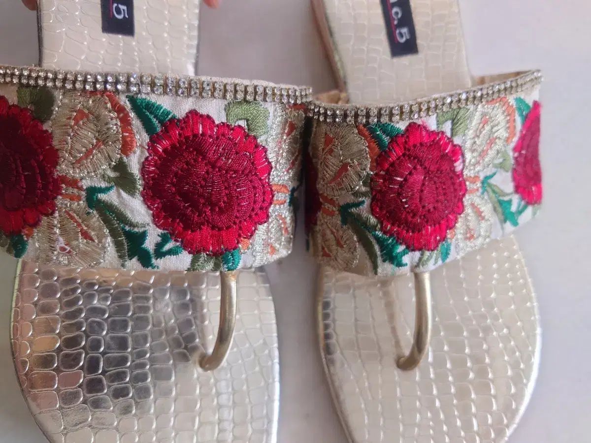 ビーズ刺繍スリッパ