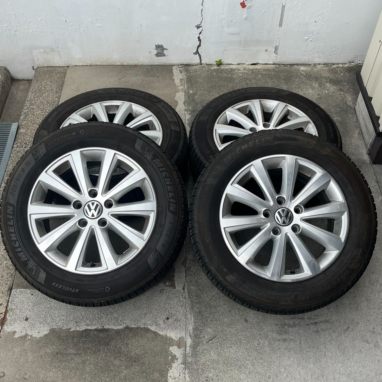 特価】VWトゥーラン 205/60/16インチ スタッドレスタイヤ アルミ