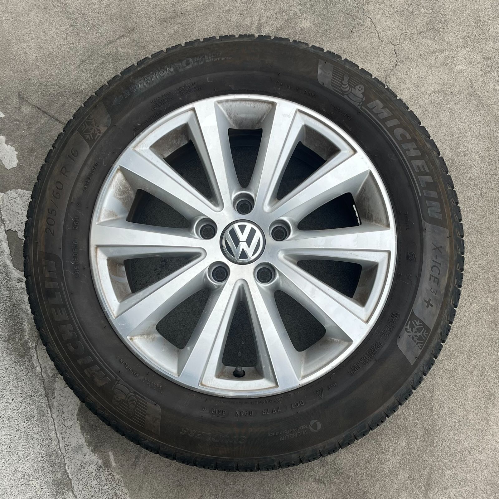 特価】VWトゥーラン 205/60/16インチ スタッドレスタイヤ アルミ