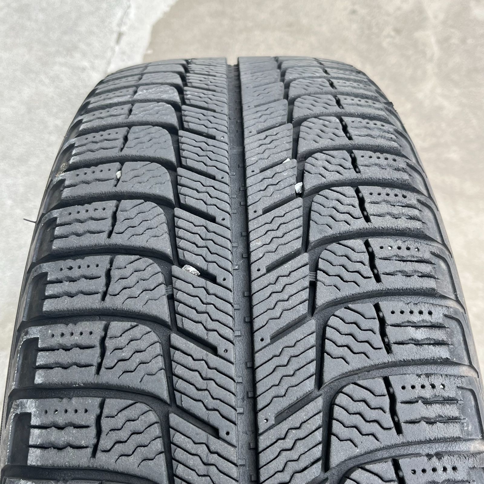 特価】VWトゥーラン 205/60/16インチ スタッドレスタイヤ アルミ