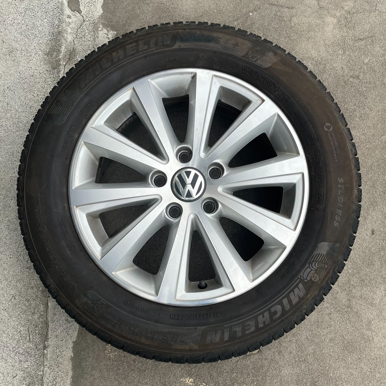 特価】VWトゥーラン 205/60/16インチ スタッドレスタイヤ アルミ 