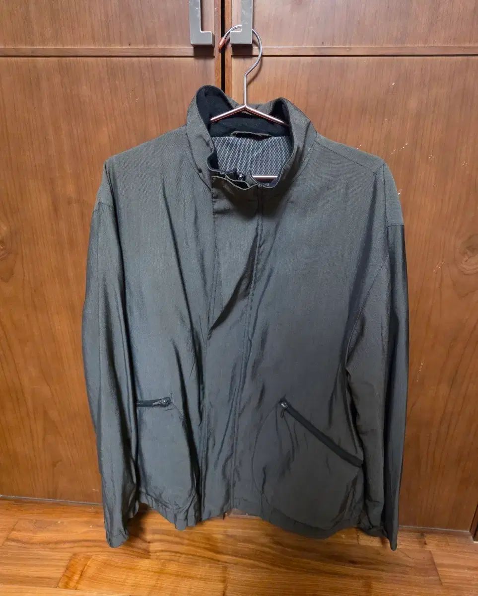 ARMANI COLLEZIONI(アルマーニ コレツォーニ) ウィンドブレーカー 出品