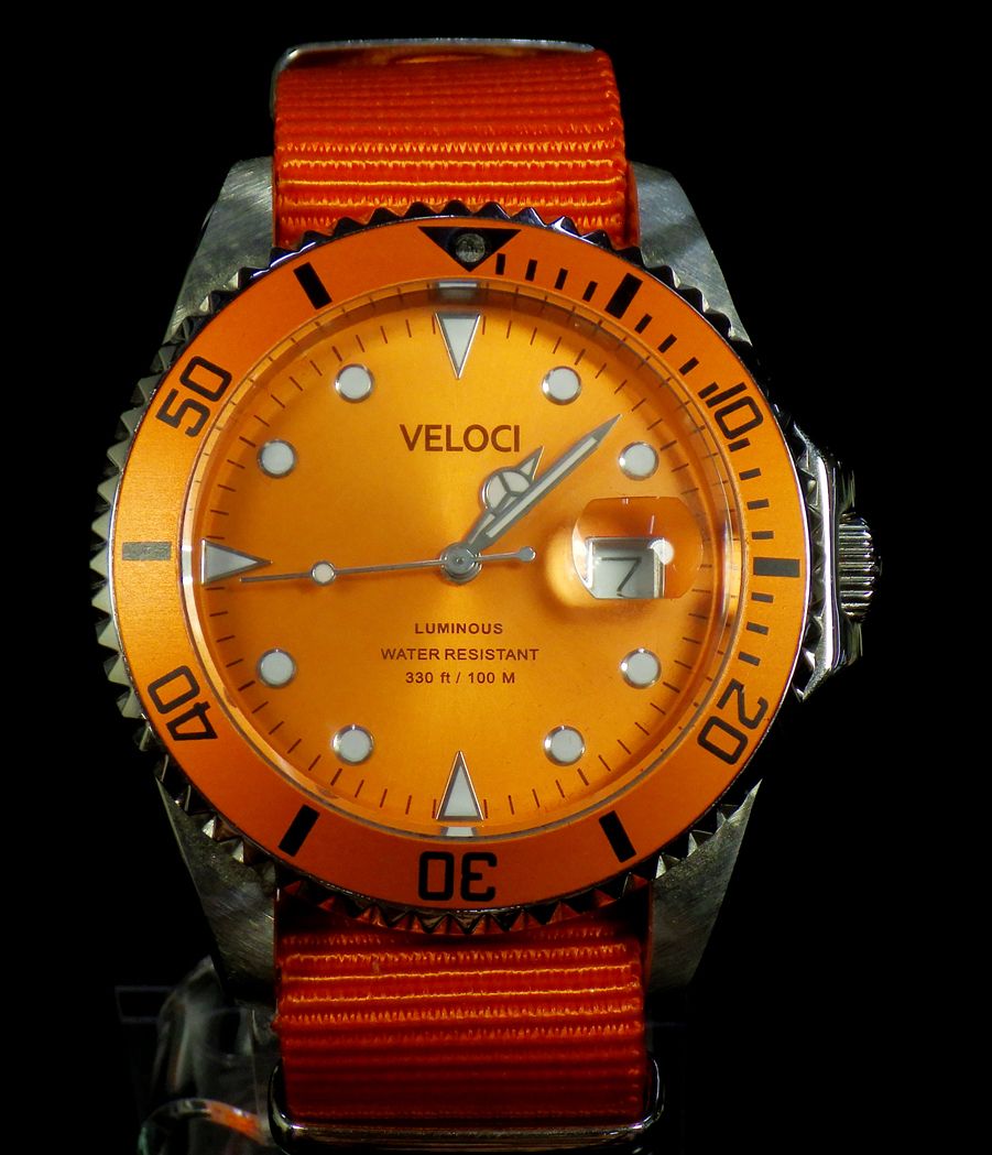 VELOCI ヴェローチ Luminous ルミナス 防水性能 330 ft / 100 m デイト ナイロン製NATOストラップ型 オレンジ色文字盤 オレンジ色ベゼル