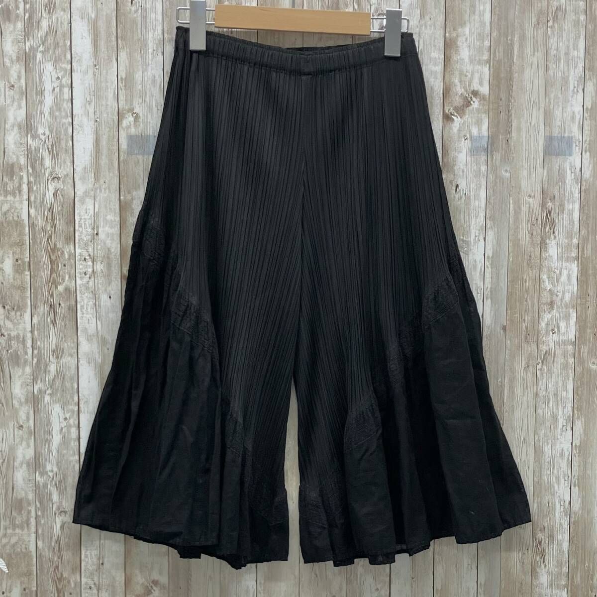 PLEATS PLEASE ISSEY MIYAKE イッセイミヤケ PP03-JF641 レディース ハーフパンツ size2 ブラック