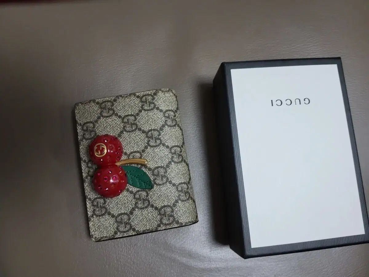 グッチ GGシュプリーム さくらんぼ カードウォレット