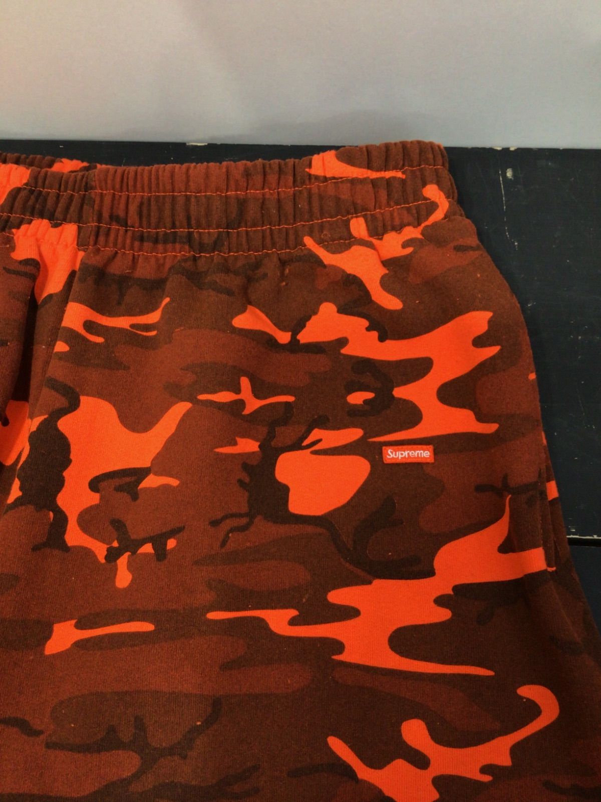 Supreme オレンジ・ブラウン迷彩ショートパンツ Supreme 25SS Small Box Logo スウェットショートパンツ カモ - メルカリ