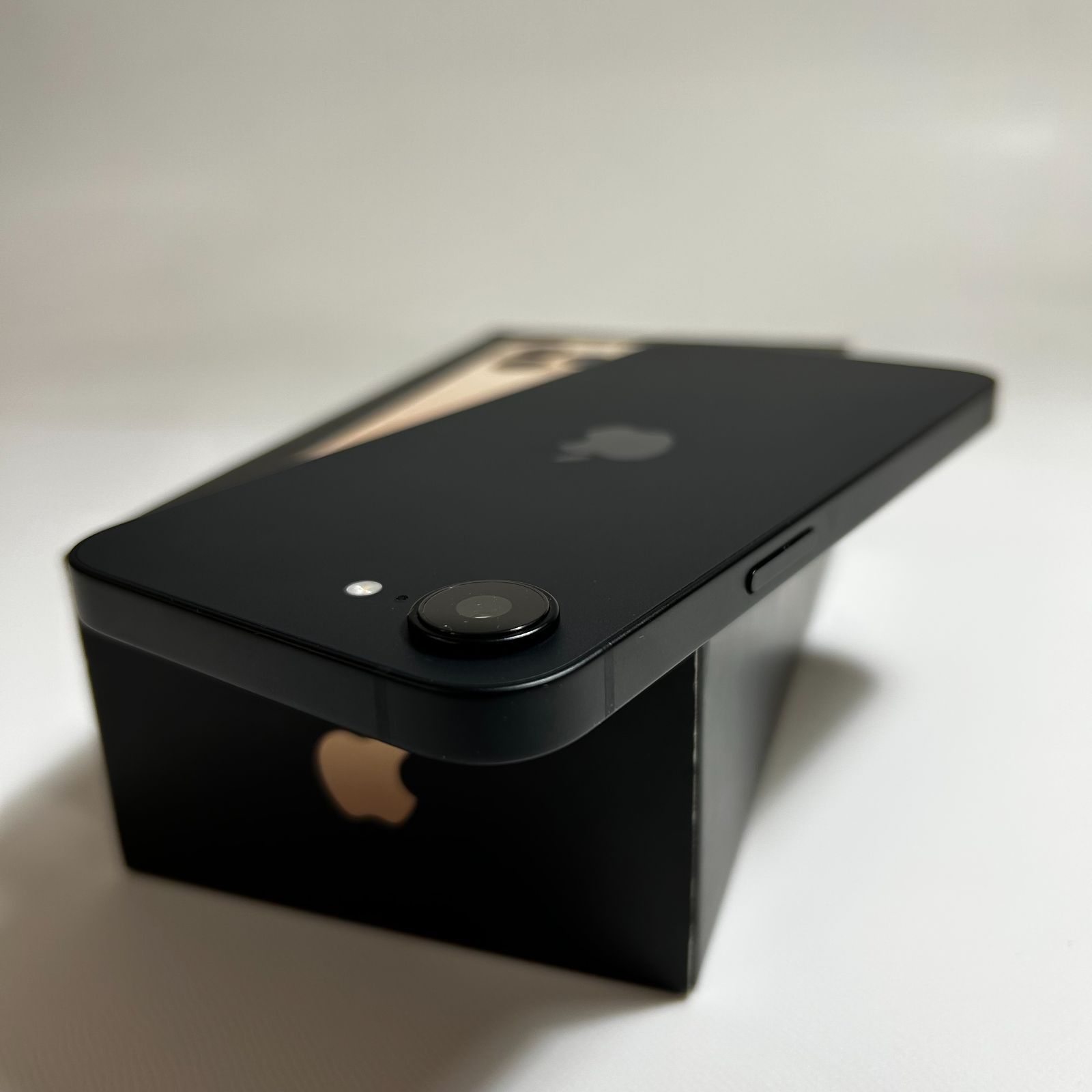 iPhone 16e 128GB SIMフリー ブラック【美品】 - メルカリ