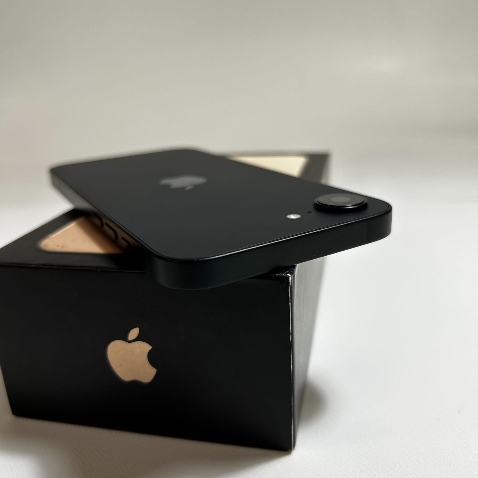 iPhone 16e 128GB SIMフリー ブラック【美品】 - メルカリ