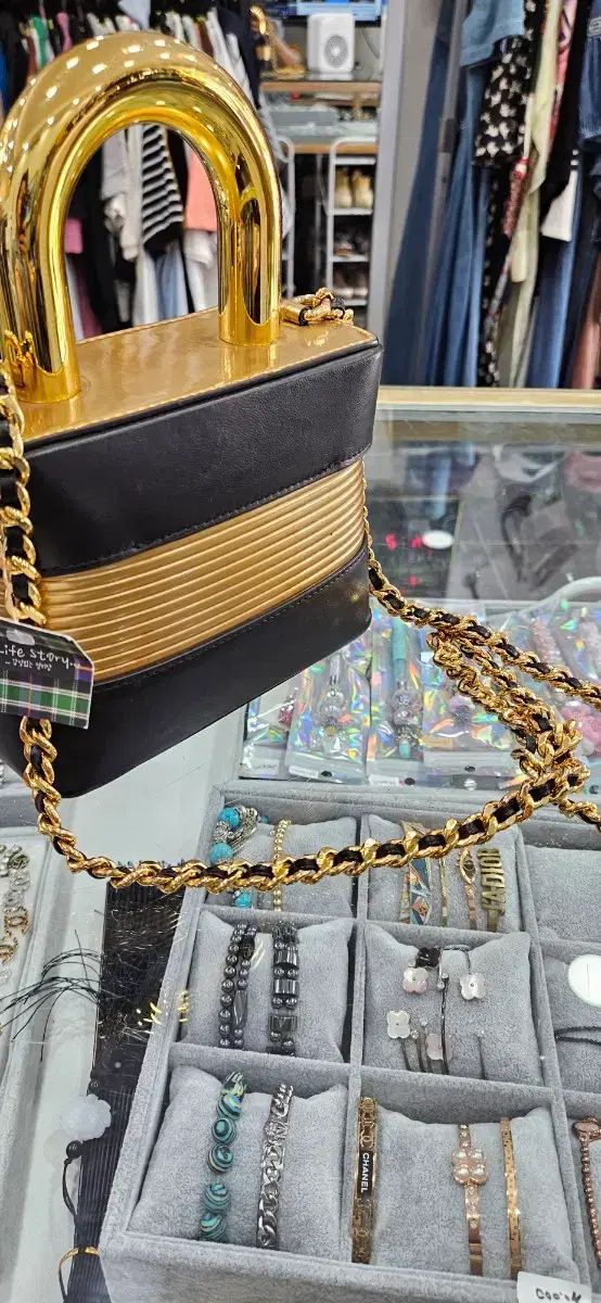 モスキーノ Moschino 留め具 ショルダ—バッグ ブラック ゴールド
