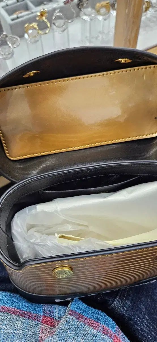 モスキーノ Moschino 留め具 ショルダ—バッグ ブラック ゴールド