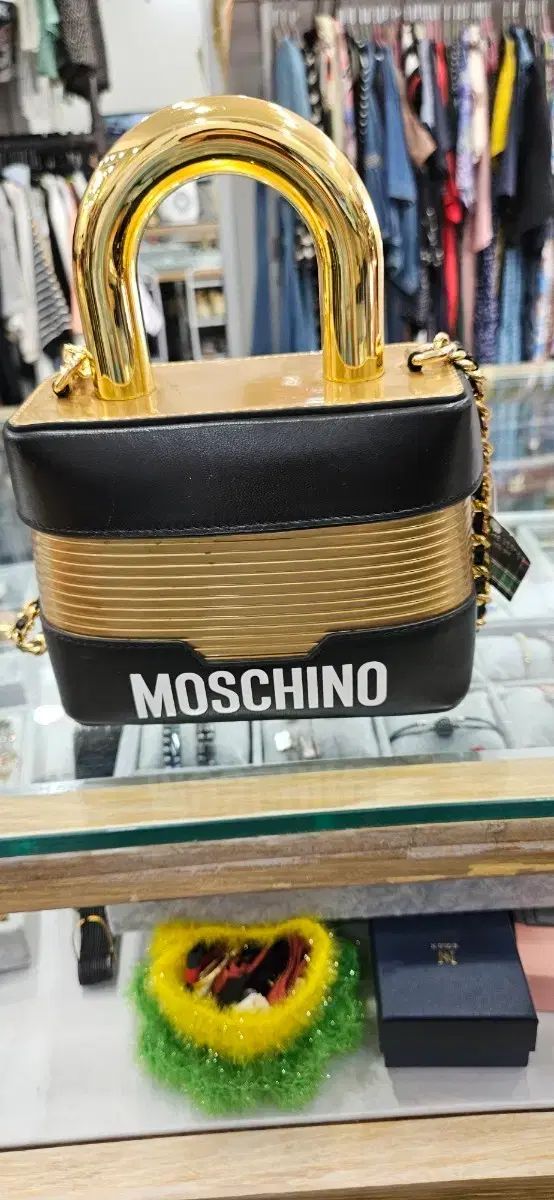 モスキーノ Moschino 留め具 ショルダ—バッグ ブラック ゴールド