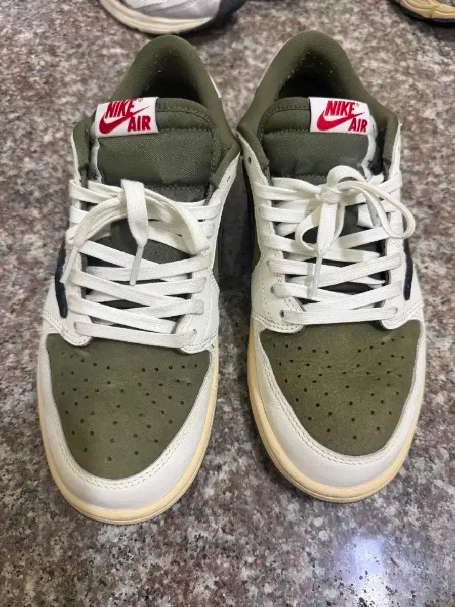 265 NIKE ジョーダン1 ロー スコット リバース オリーブ