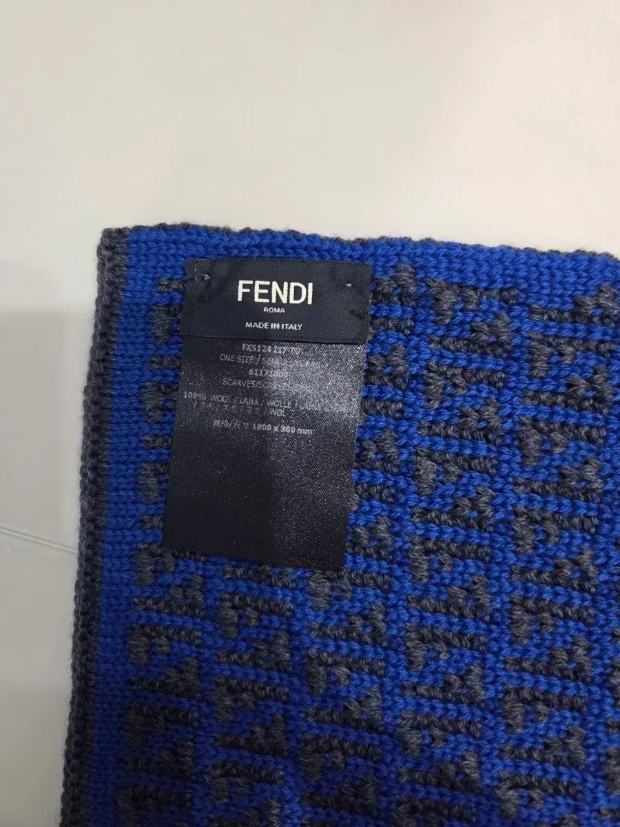 フェンディ マフラー 未使用品