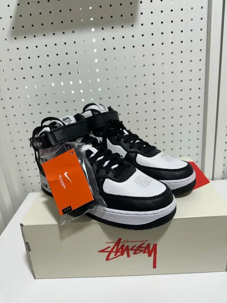 ナイキ STUSSY エアフォース1 ミッド ブラック 260 (新品) 24,968円