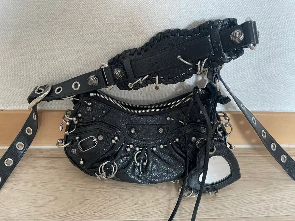 バレンシアガ ルカゴール ピアシング ショルダーバッグ xs ブラック