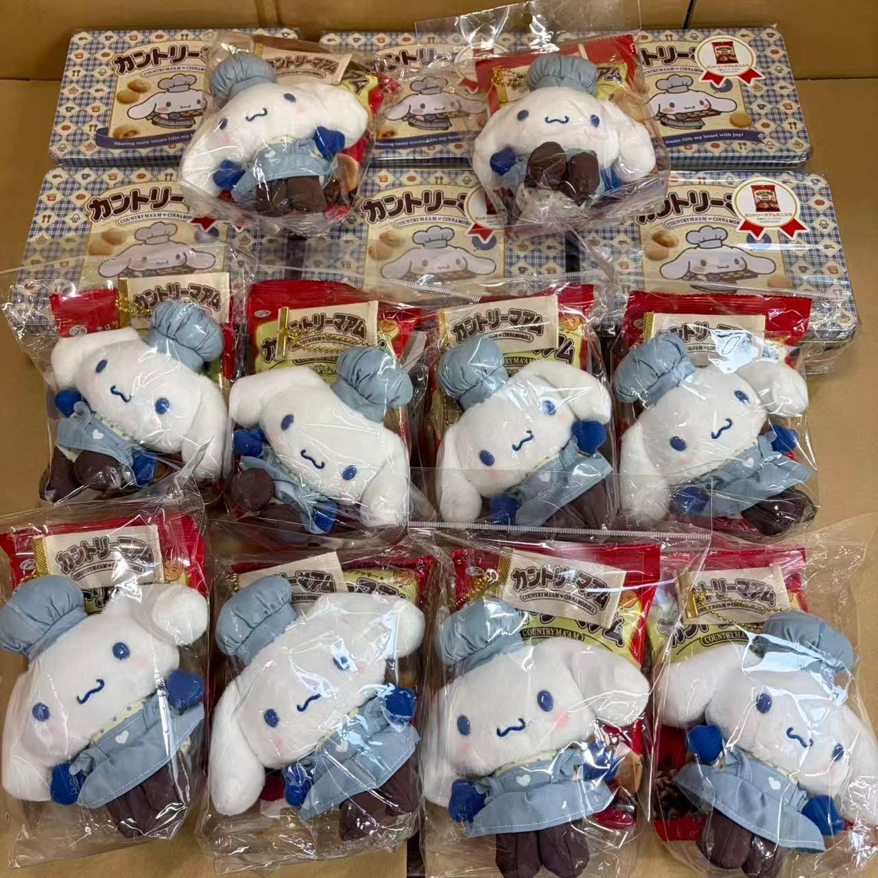 (16点セット)サンリオ カントリーマアム シナモロール ぬいぐるみ 缶ケース \\3000177 4550624597326 4550624279352 の商品写真