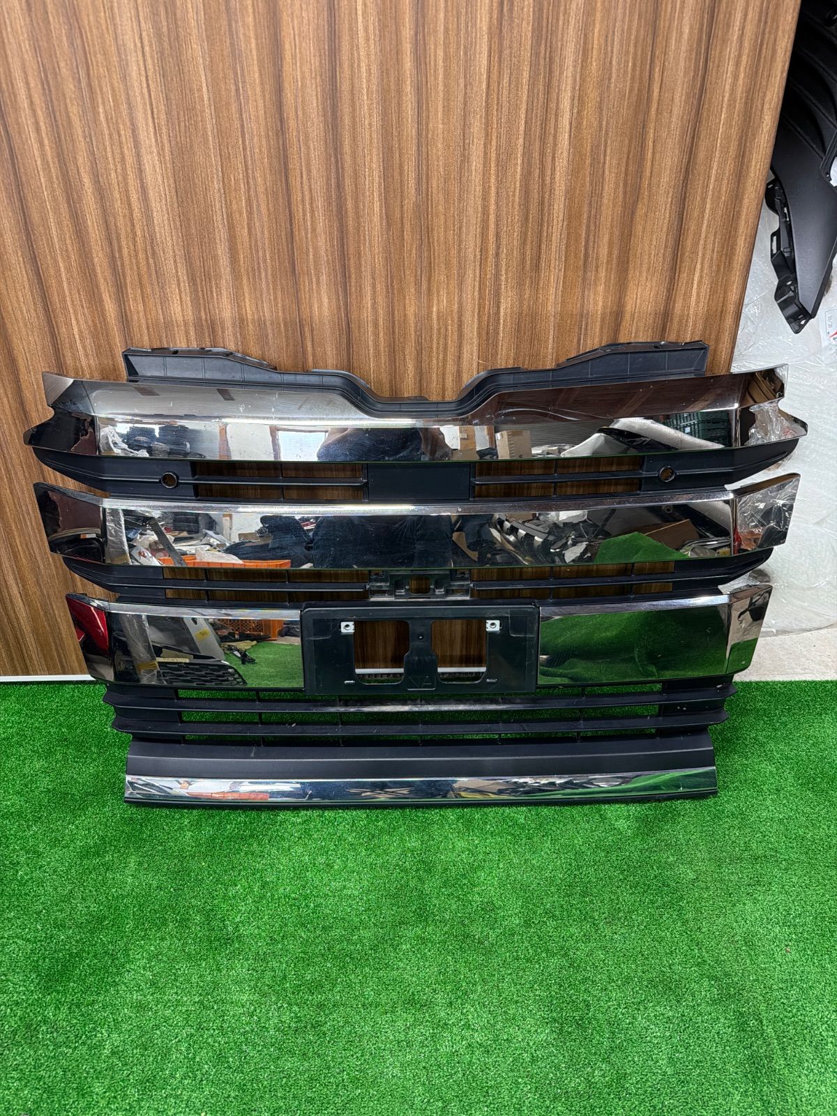トヨタ　ノア　ZWR90W ZWR95W MZRA90W MZRA95W　純正　フロントグリル　53126-V1020　(1654)
