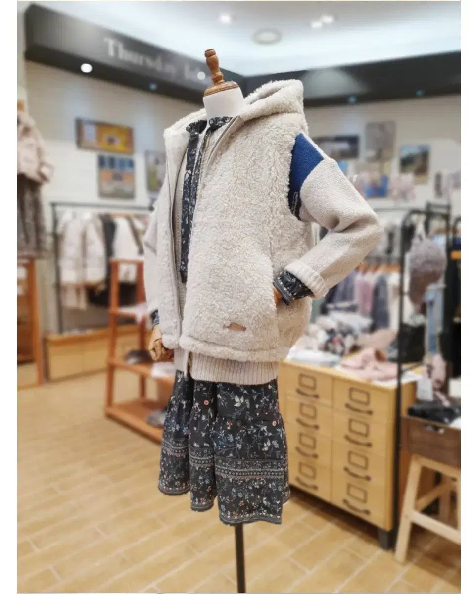 新品 S フード ジップアップ ファー ベスト サースデーアイランド