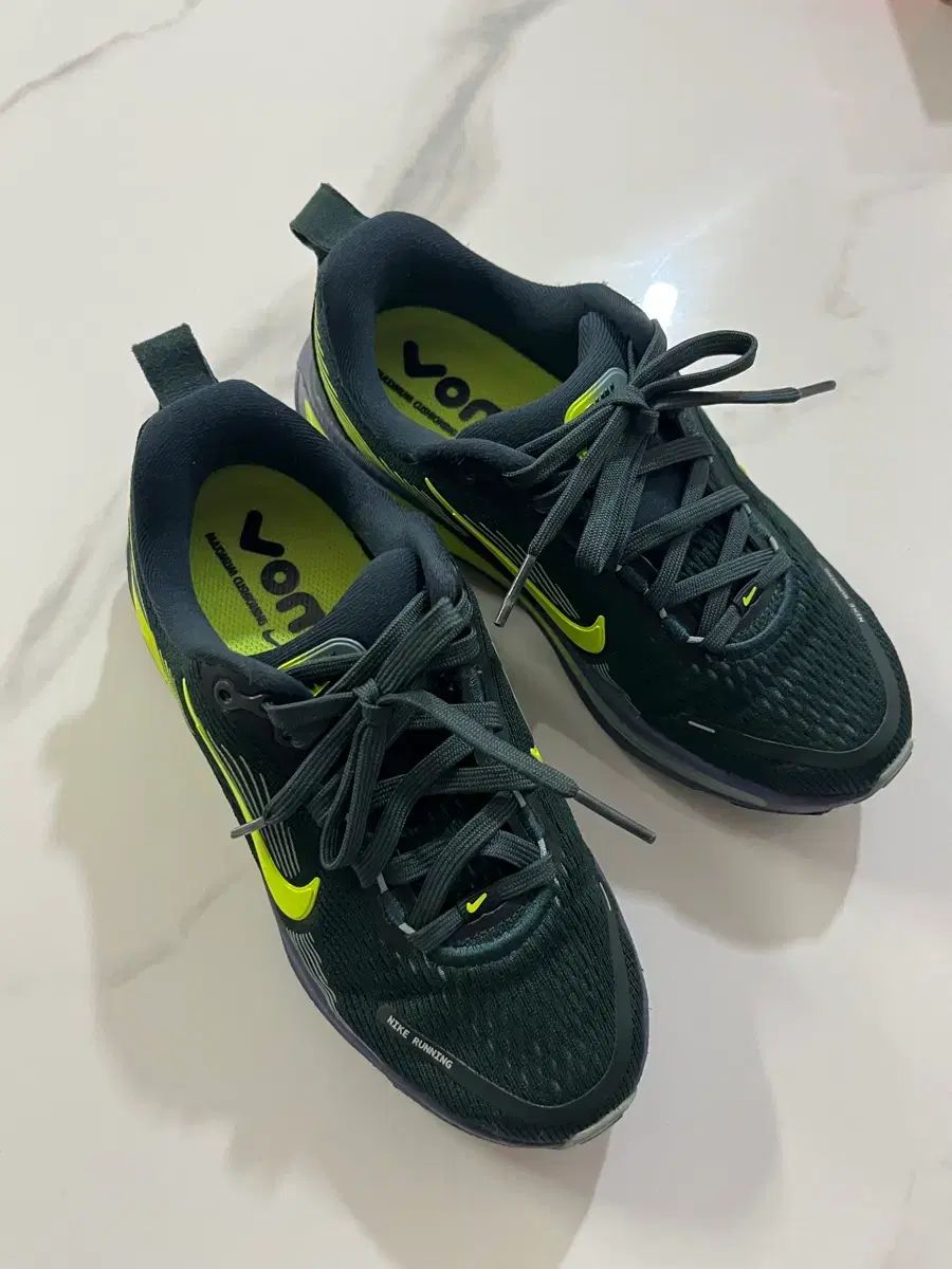 ナイキ ボメロ 18 GS キッズ ランニングシューズ HQ2157-300