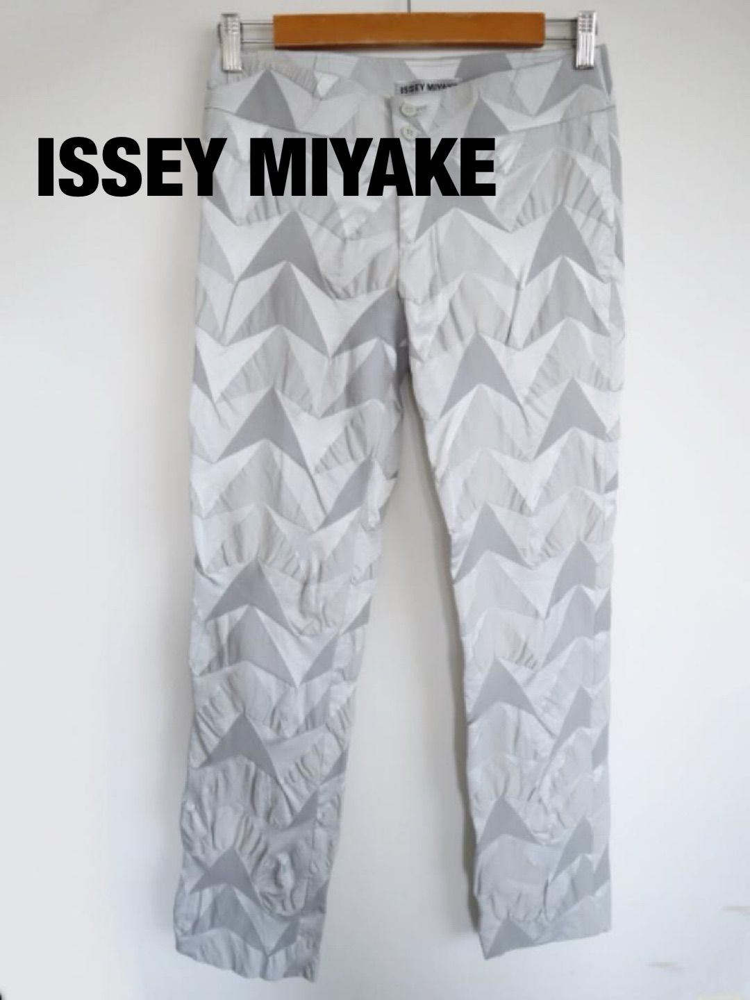 ISSEY MIYAKE　イッセイミヤケ　デザインパンツ　日本製　Mサイズ　グレー　おしゃれ　送料込み　6467451