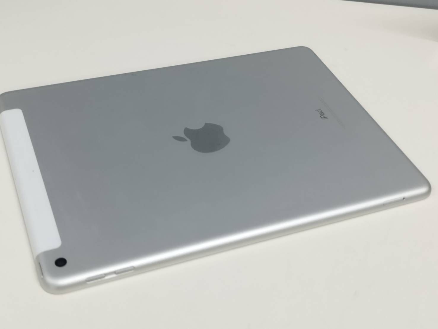 Wi-Fi+セルラー】iPad 第5世代/9.7インチ/A1823/128GB〈MP272J/A 