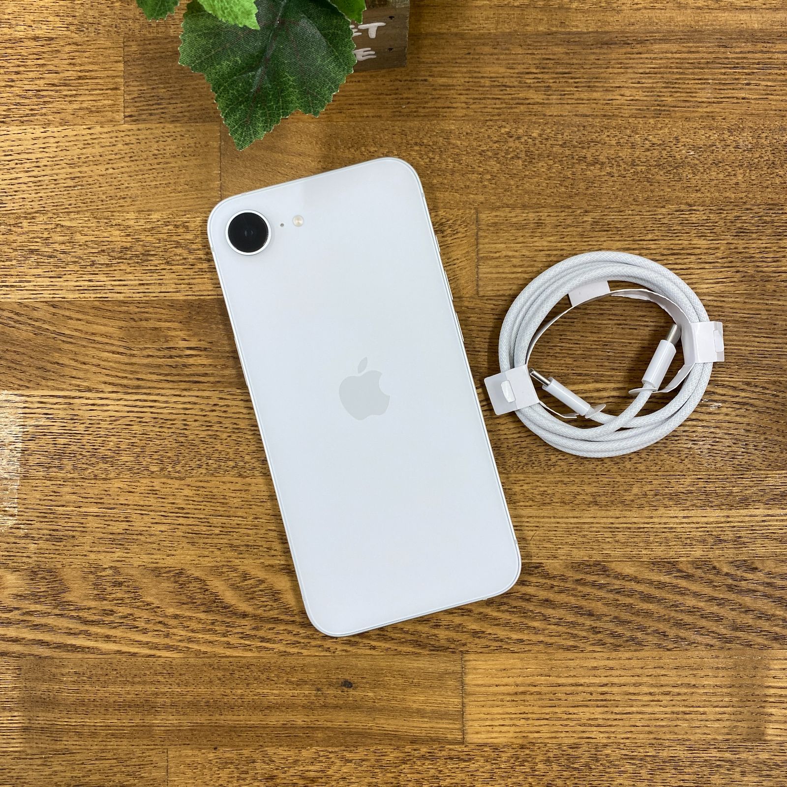 バッテリー100% iPhone 16e 128GB ホワイト 国内版 SIMフリー送料無料