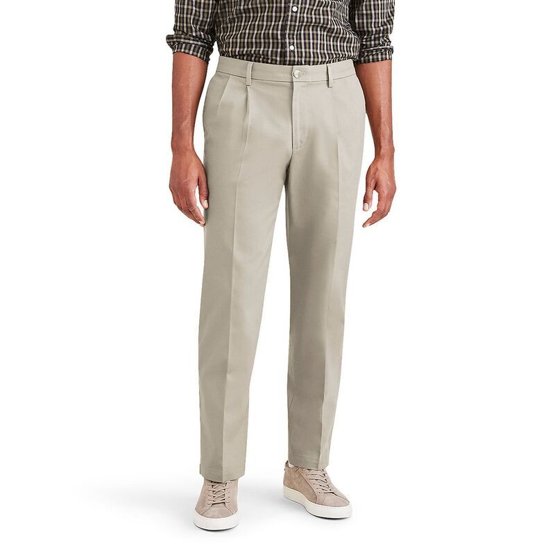 ドッカーズ メンズ ボトムス カジュアルパンツ プリーツ Mens Dockersignature Iron Free Stain Defender ClassicFit Khaki Pleated Pants Cloud カーキ