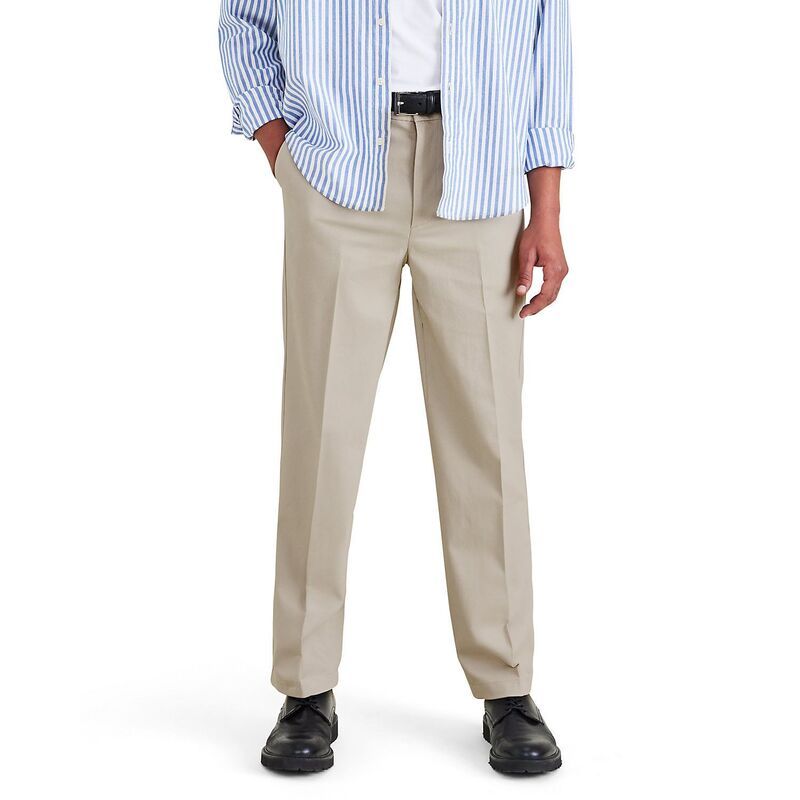 ドッカーズ メンズ ボトムス カジュアルパンツ Mens Dockersignature Iron Free Stain DefenderelaxedFit Khaki Pants Cloud カーキ