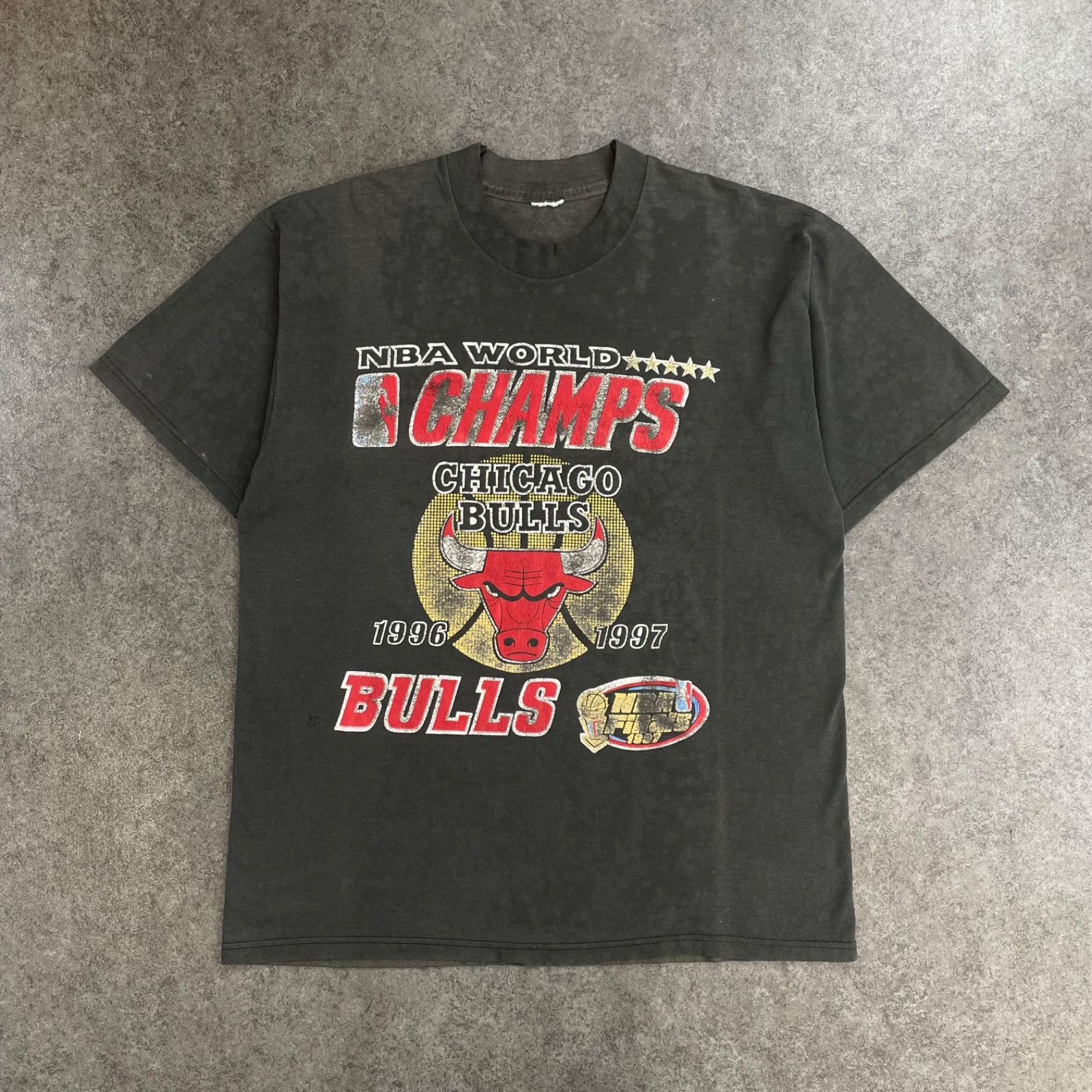 90s Vintage NBA WORLD CHAMPION CHICAGO BULLS シカゴブルズ 半袖 Tシャツ クルーネック グラフィック プリント 墨黒 鬼フェード USED