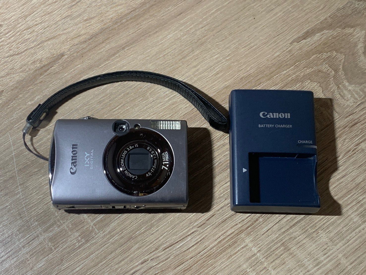 1390 Canon IXY DIGITAL 900 IS シルバー デジカメ ジャンク品【ネ