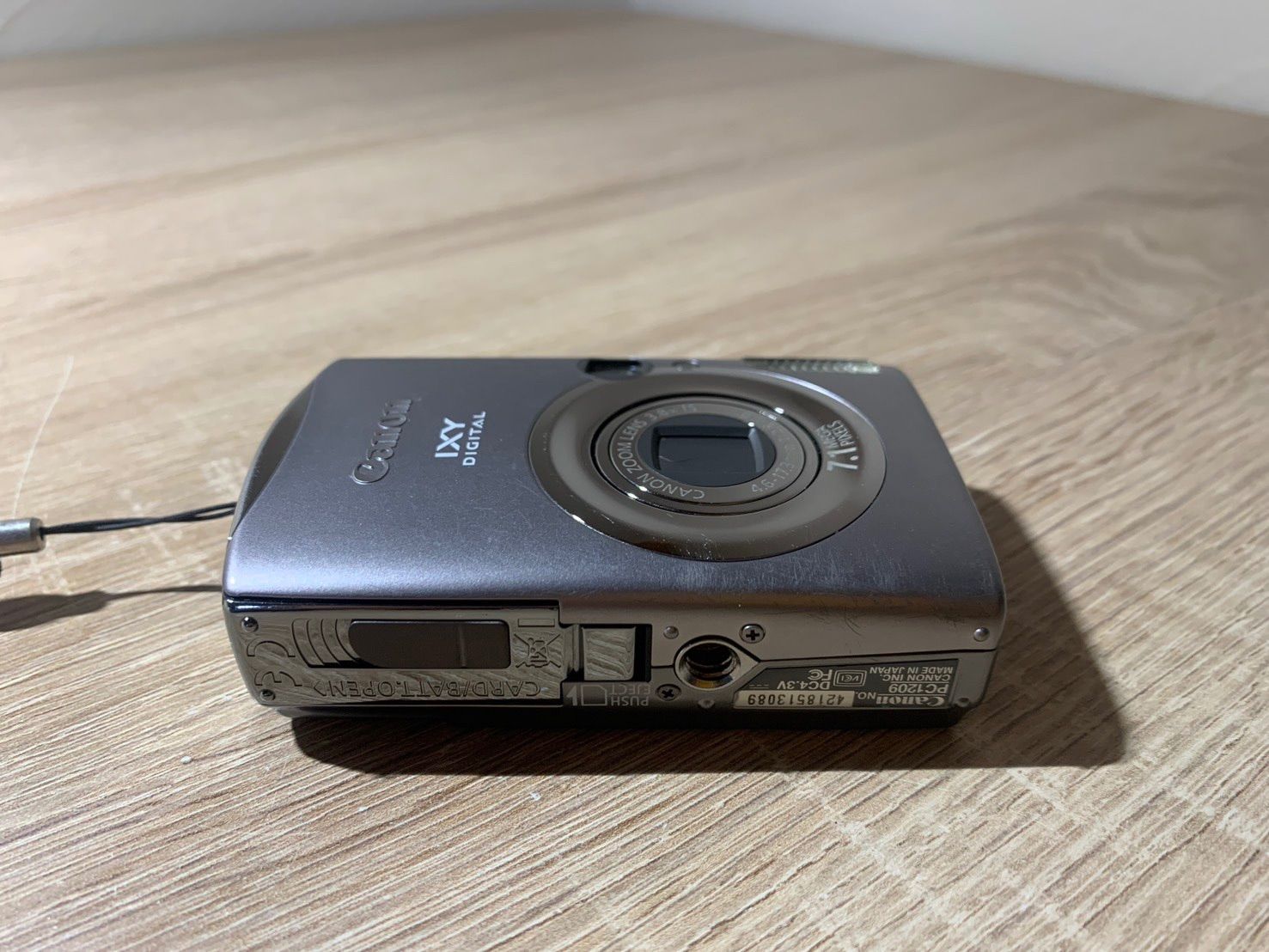1390 Canon IXY DIGITAL 900 IS シルバー デジカメ ジャンク品【ネ