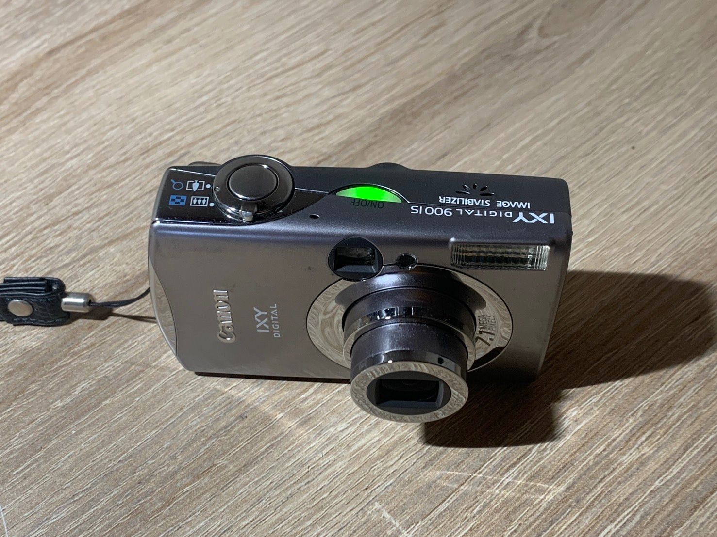 1390 Canon IXY DIGITAL 900 IS シルバー デジカメ ジャンク品【ネ