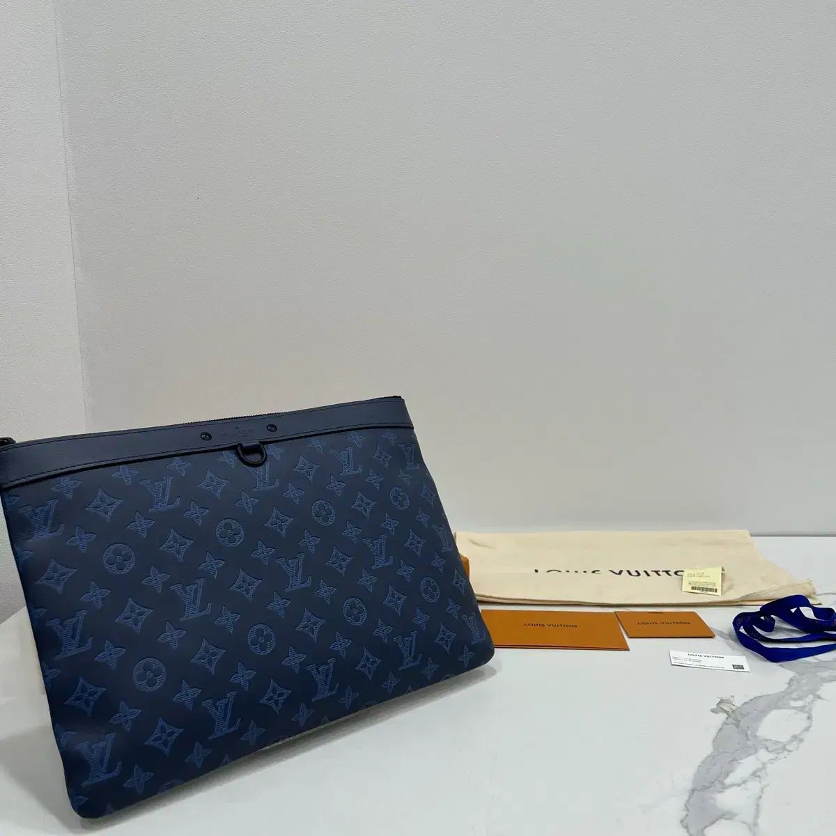 {ほぼ新品} ルイヴィトン シャドウ ポシェット クラッチバッグ ネイビー
