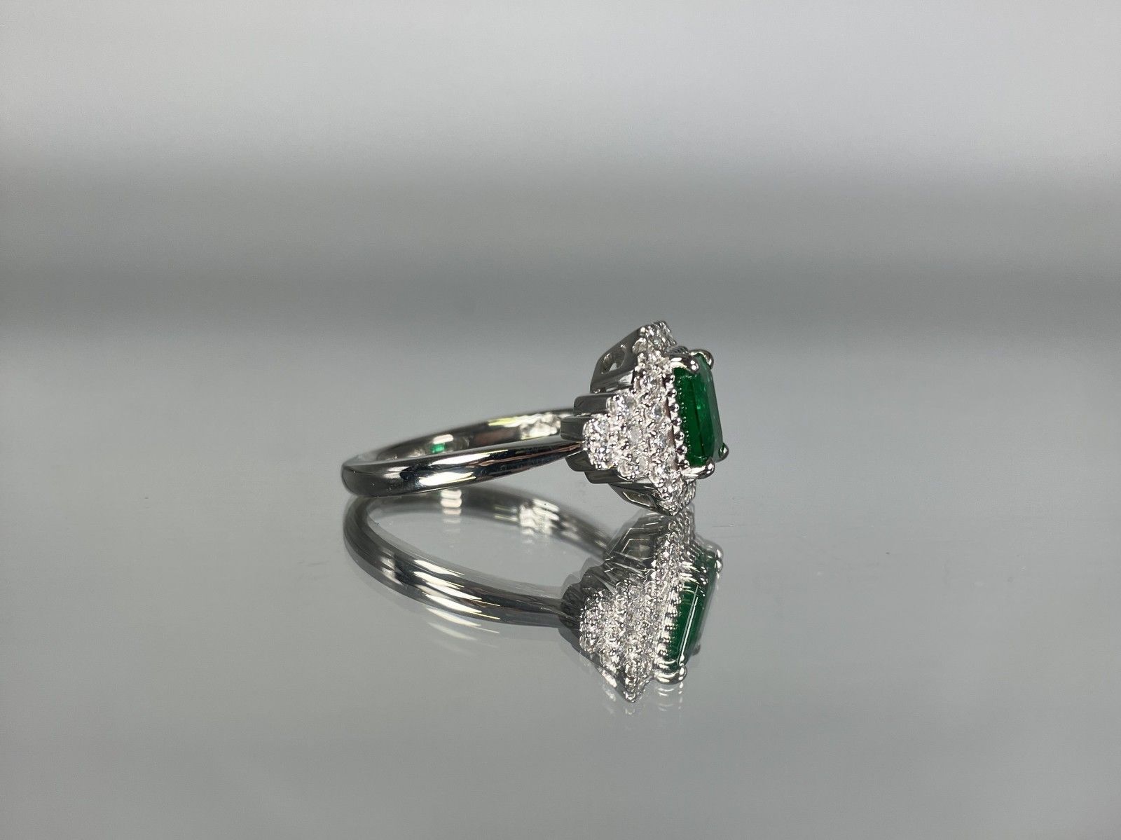 エメラルド 1.07ct Zambia vivid to deep green 宝石鑑別書 D0.47ct