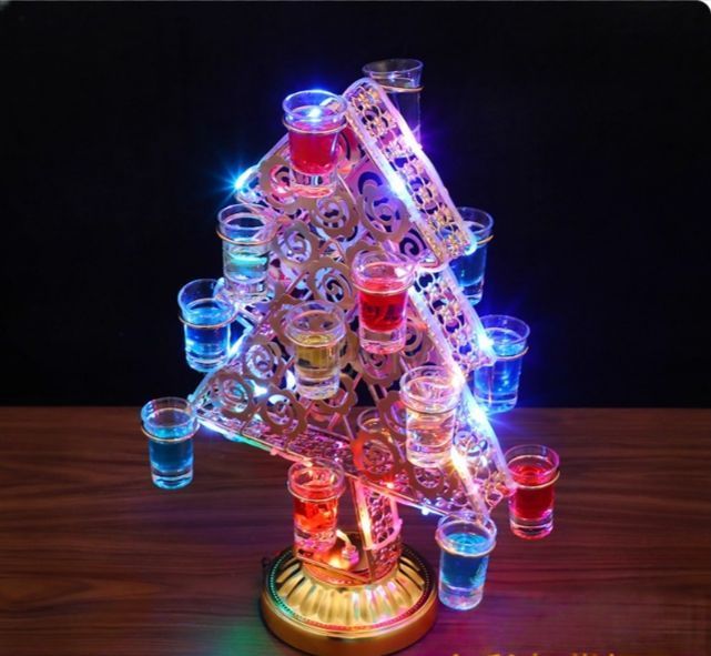 【人気商品】バーLED発光カップ棚アイデアカップ棚カクテル棚クリスマスツリーカップ棚に12個のカップがついている