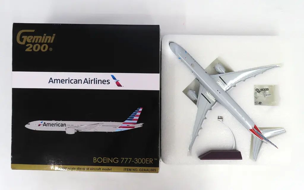【中古】ミニカー 1/200 777-300ER アメリカン航空 N719AN [G2AAL685]